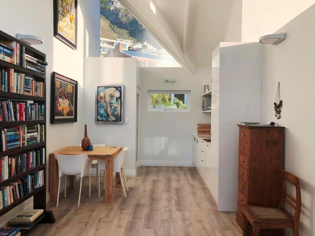 Bright Camps Bay Loft With Stunning Views And Shared Pool Cidade Do Cabo Exterior foto
